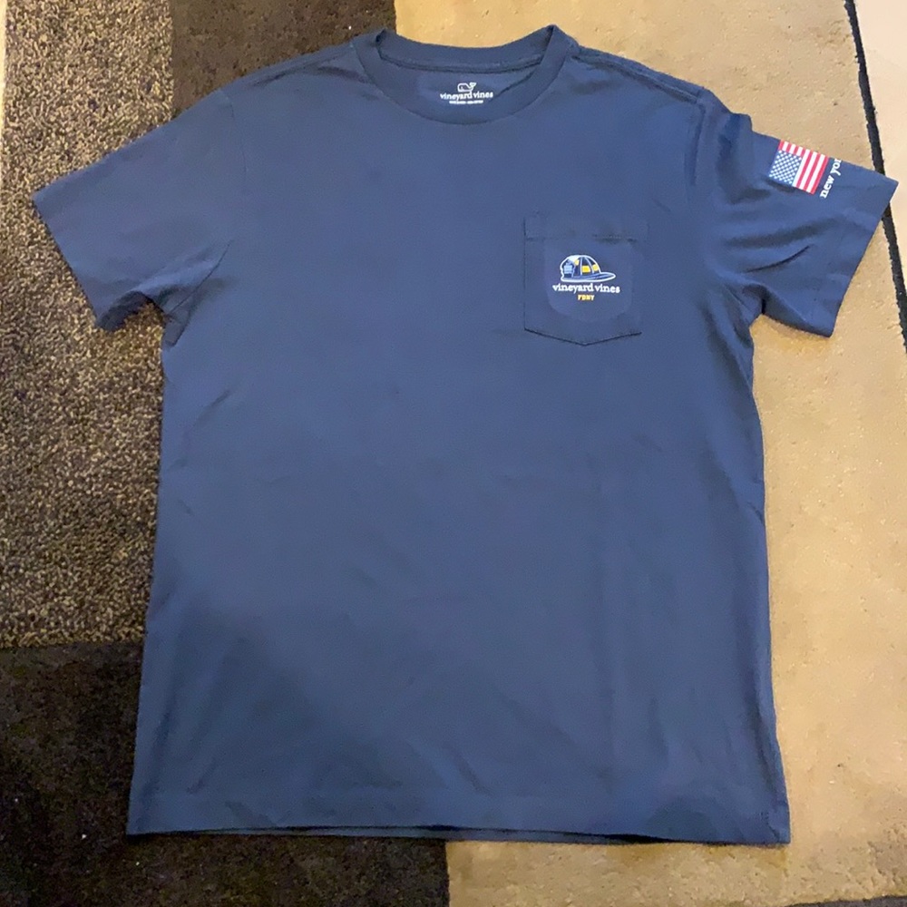 Boys large vineyard vines tshirt (size16)